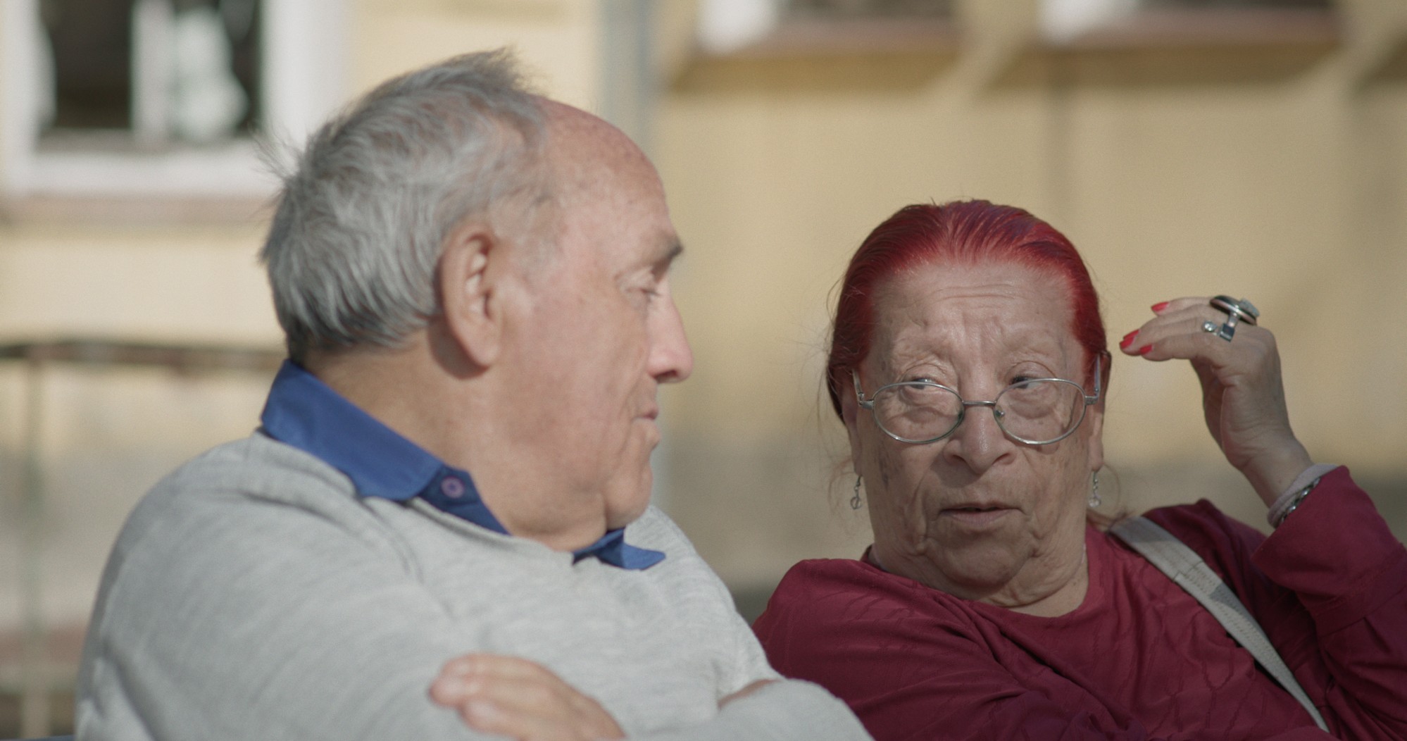 Dos adultos mayores conversan en el hogar