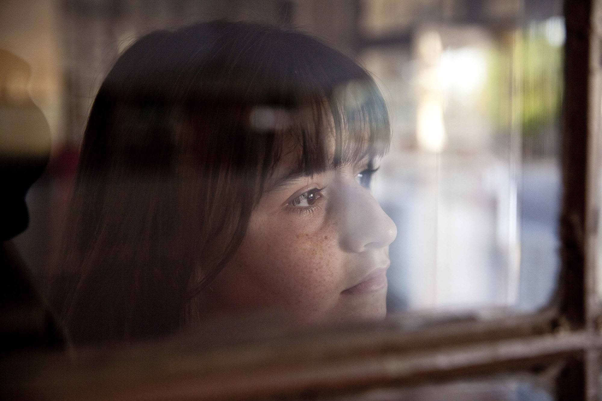 Fotograma de Rara: una joven mira por la ventana de un vehículo