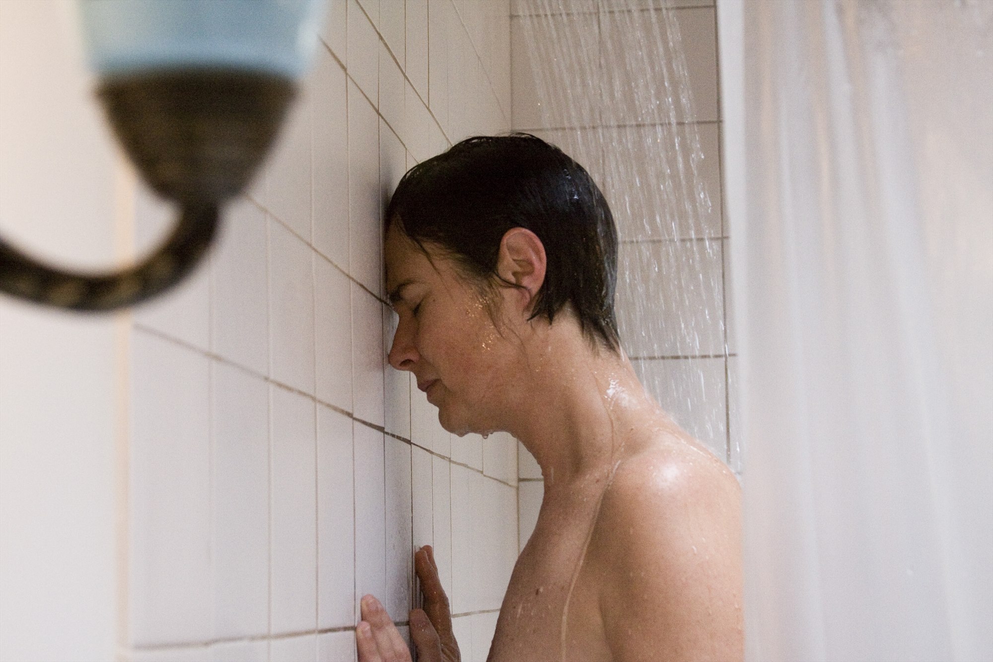 Fotograma de La Ducha: una mujer bajo el agua de una ducha