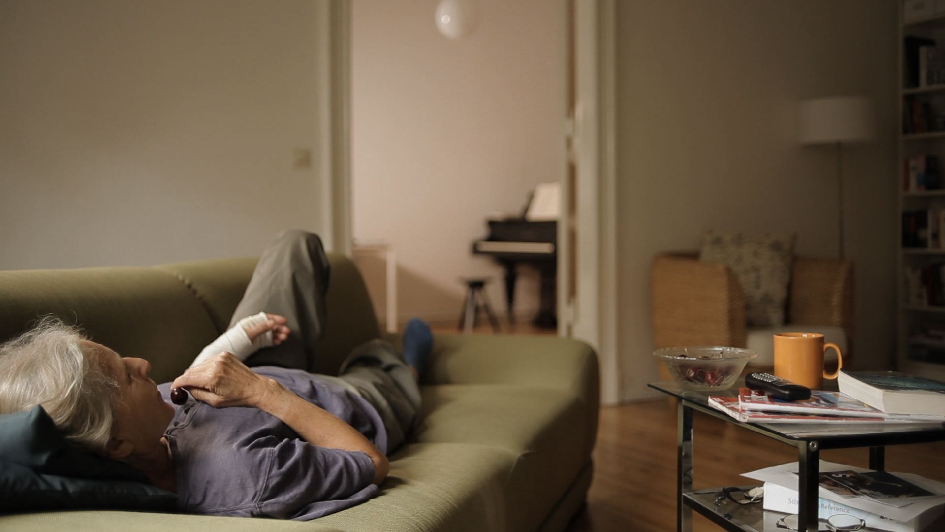 Una mujer descansa mientras come cerezas