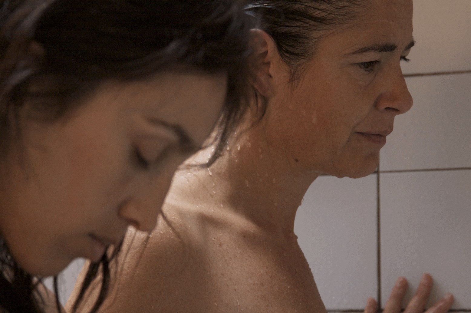 Manuela y Elisa bajo la ducha